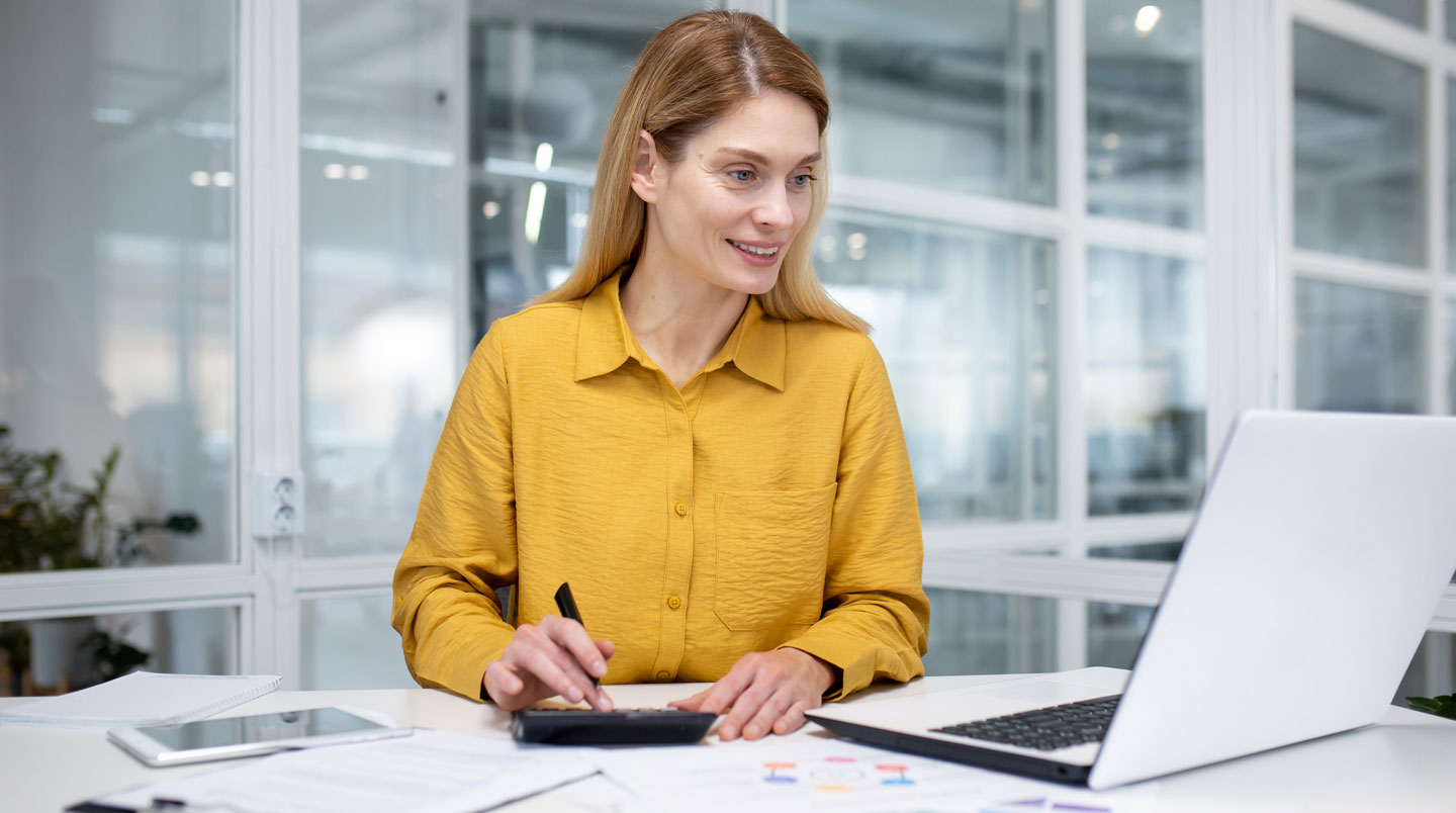 Analyse des coûts d'impression avec documents financiers et calculatrice sur bureau professionnel